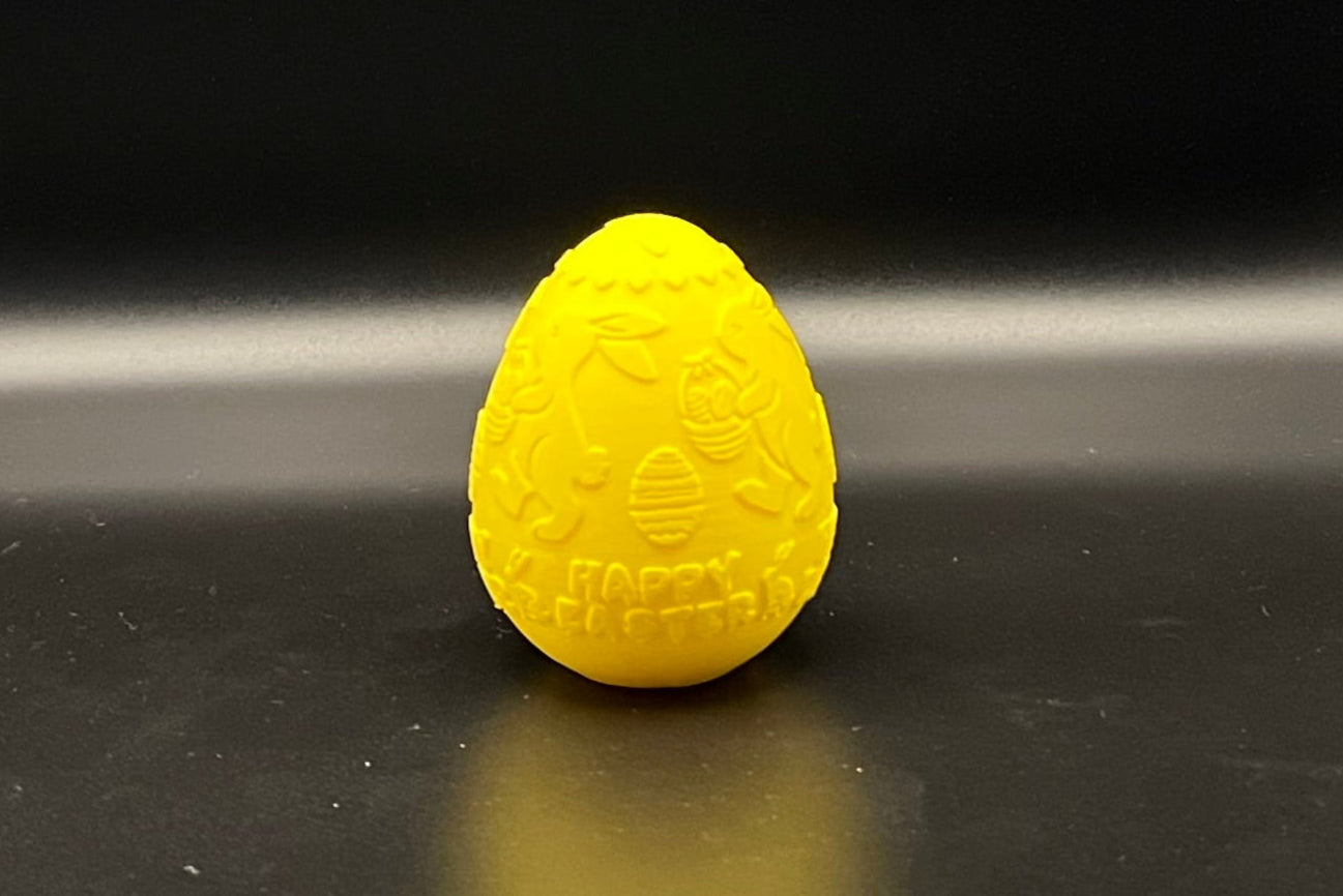 Weisser Hase im Osterei